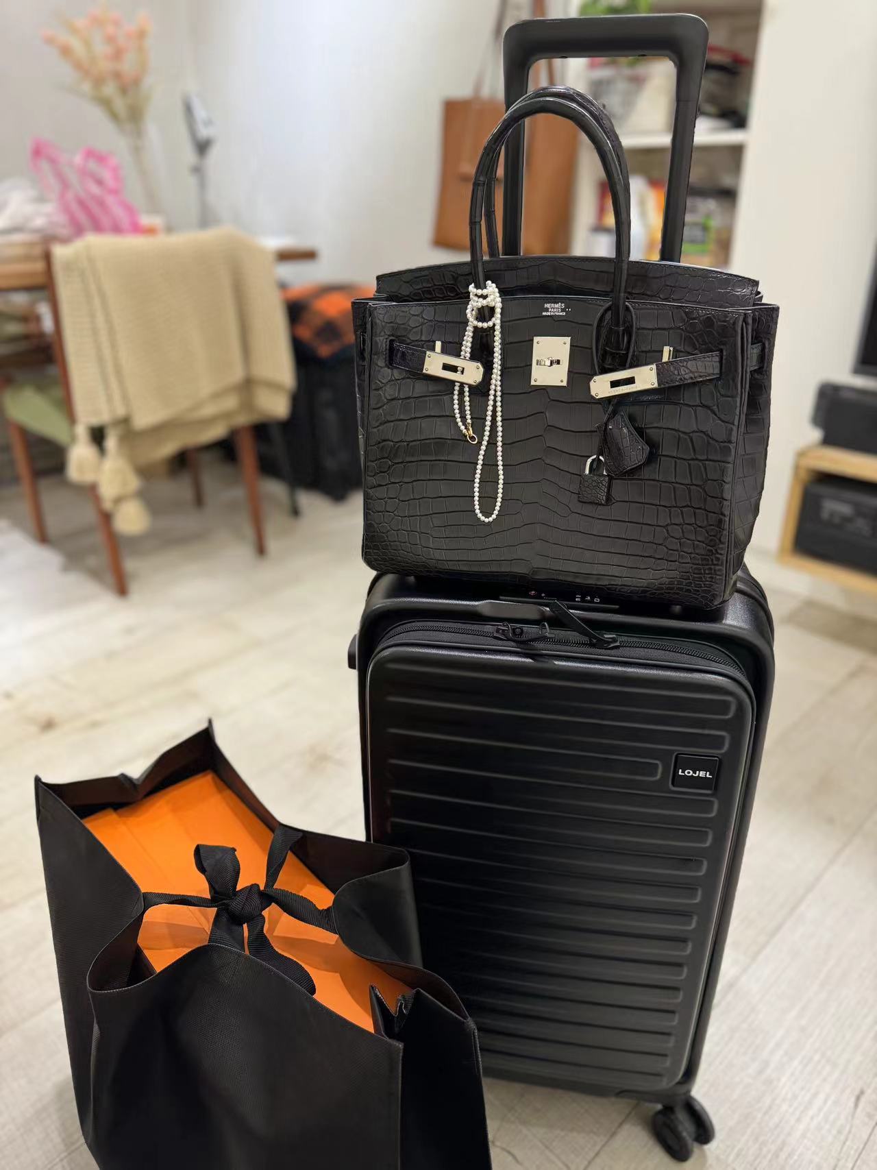 黑銀霧面鱷魚確實美貌又時尚