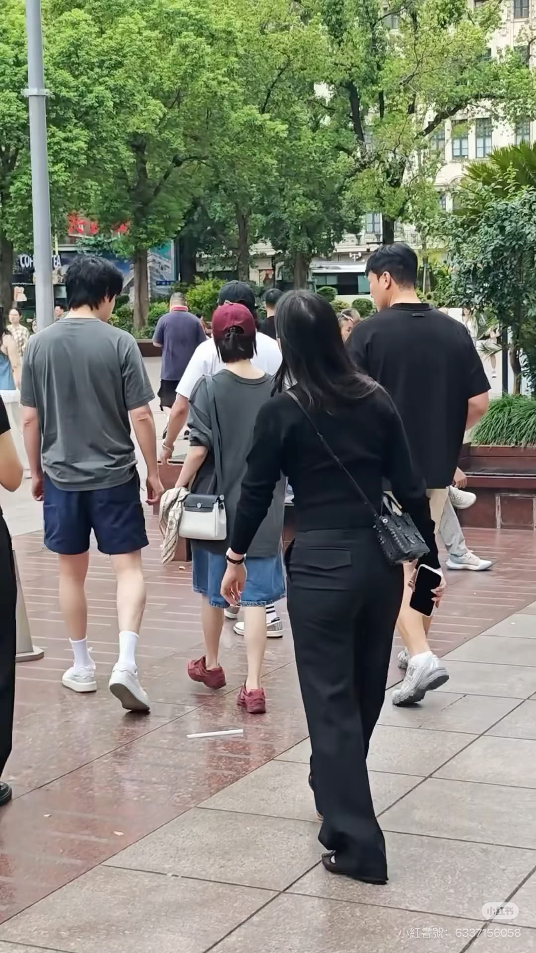 這次街頭直擊，同款 Mini Herbag 配上絲巾，隨意背在身側。