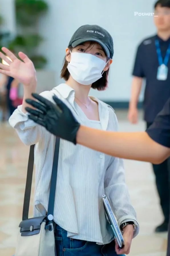 從首爾西村到上海，IU 又背上了 Mini Herbag