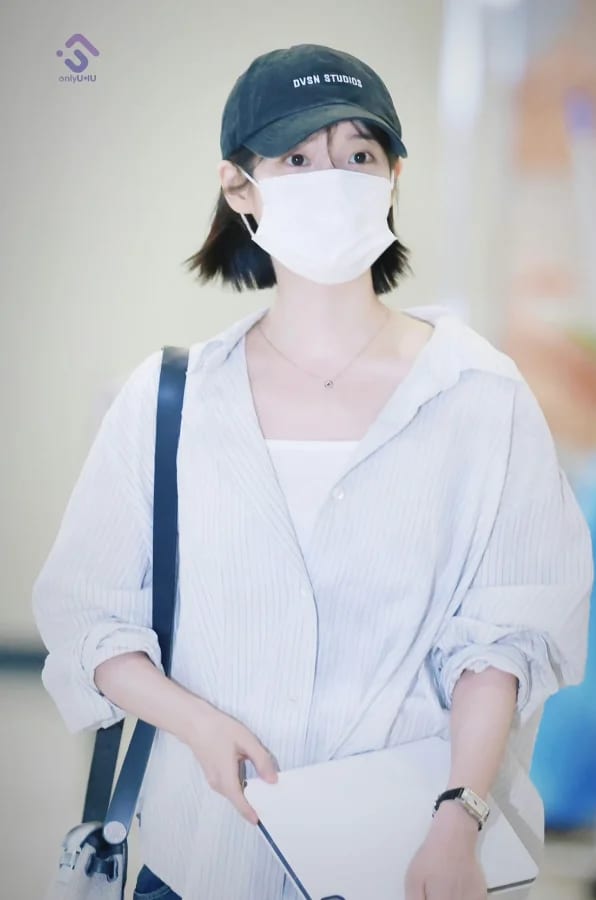 從首爾西村到上海，IU 又背上了 Mini Herbag