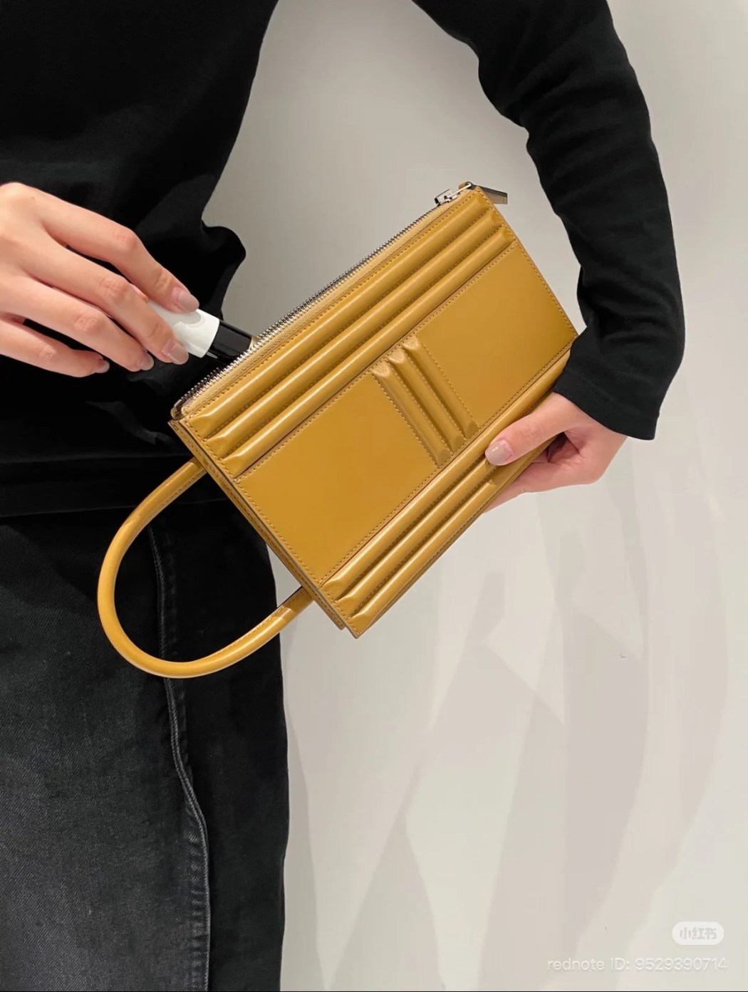 拉鍊開口與實際手持比例。圖片：小紅書 9529390714／PurseBop。