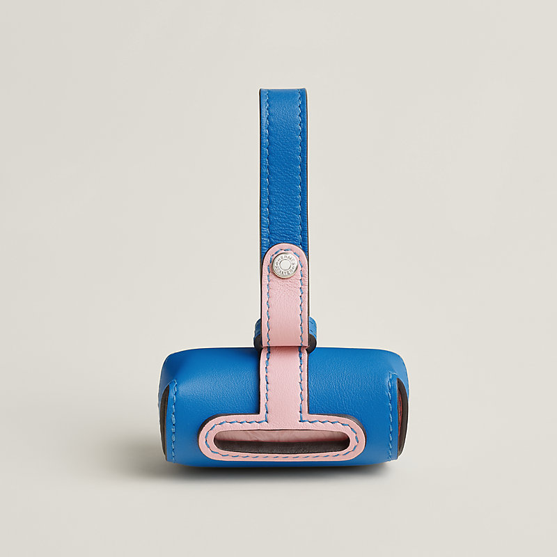 背面保留取袋開口，掛帶可固定於包款、牽繩或腰帶。圖片：Hermès。