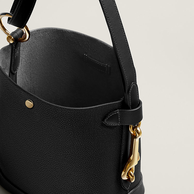包口按扣、皮革紋理與金屬環的近距離細節。圖片：Hermès。