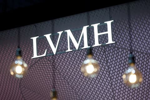 檯面下談買股，檯面上說沒想過？LVMH 的秘密協議曝光