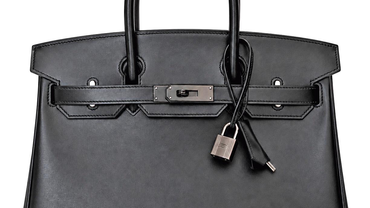 2010 年 So Black Birkin 30 拍品正面細節，黑色 Box 小牛皮搭配 PVD 五金。圖片來源：Gazette Drouot。