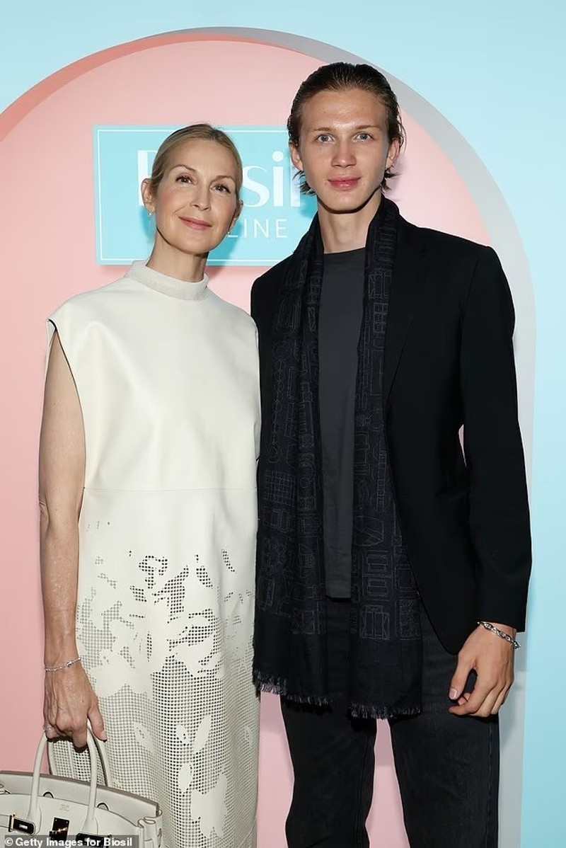 Kelly Rutherford 帶著兒子 Hermés Giersch 出席 BioSil 30 週年活動，手上拎著白色 Hermès Birkin。圖片來源：Mike Coppola／Getty Images for BioSil。
