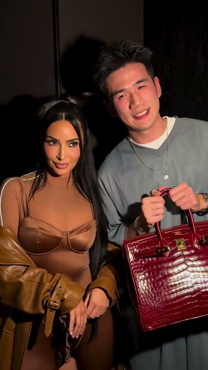 簽名請簽正中央！Kim 對著鱷魚 Birkin 猶豫了