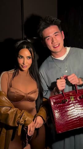 簽名請簽正中央！Kim 對著鱷魚 Birkin 猶豫了