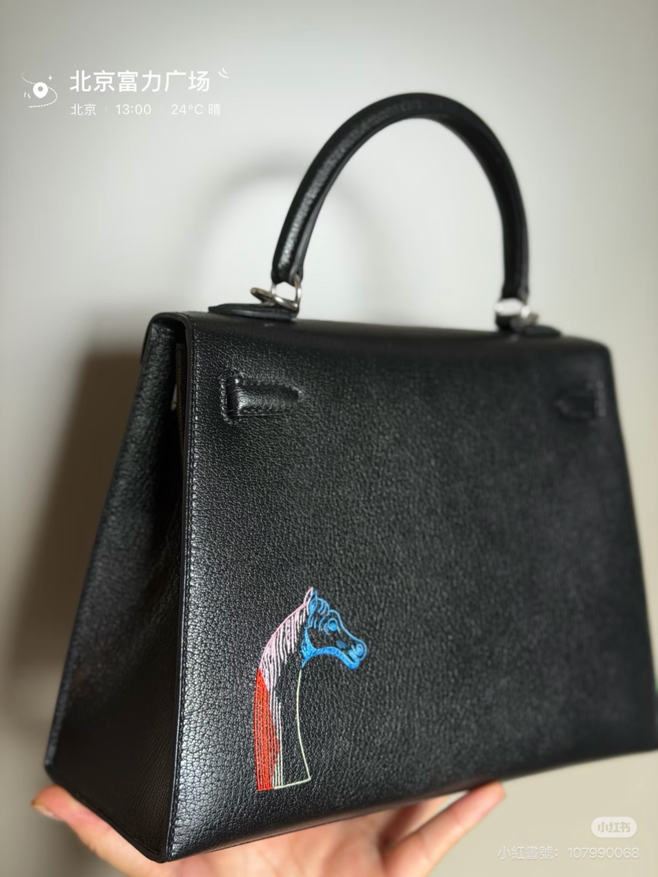 背面有單獨的馬頭刺繡