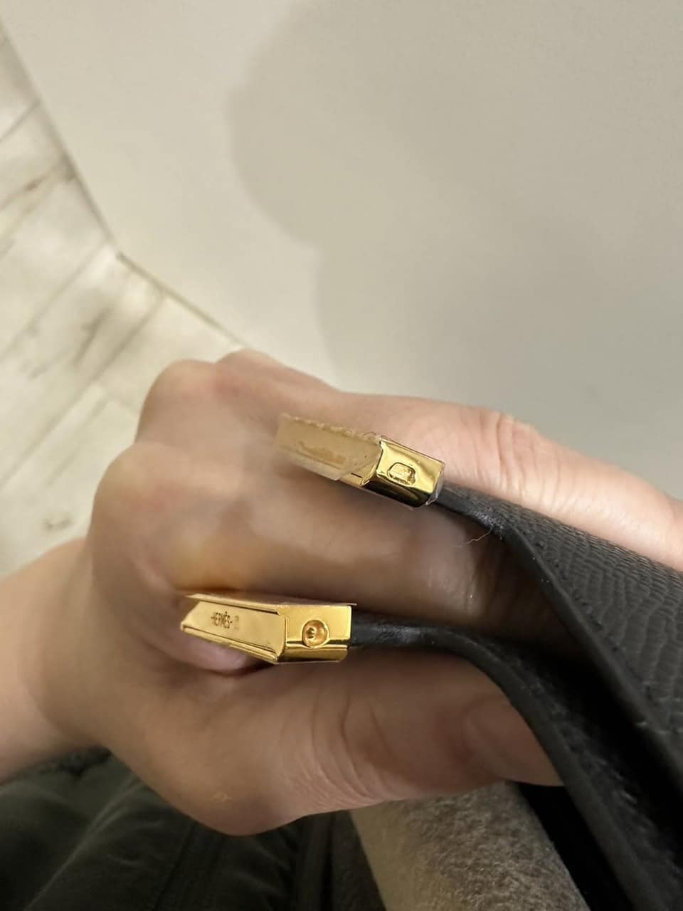 不同版本，側邊的卡榫洞洞形狀也不同