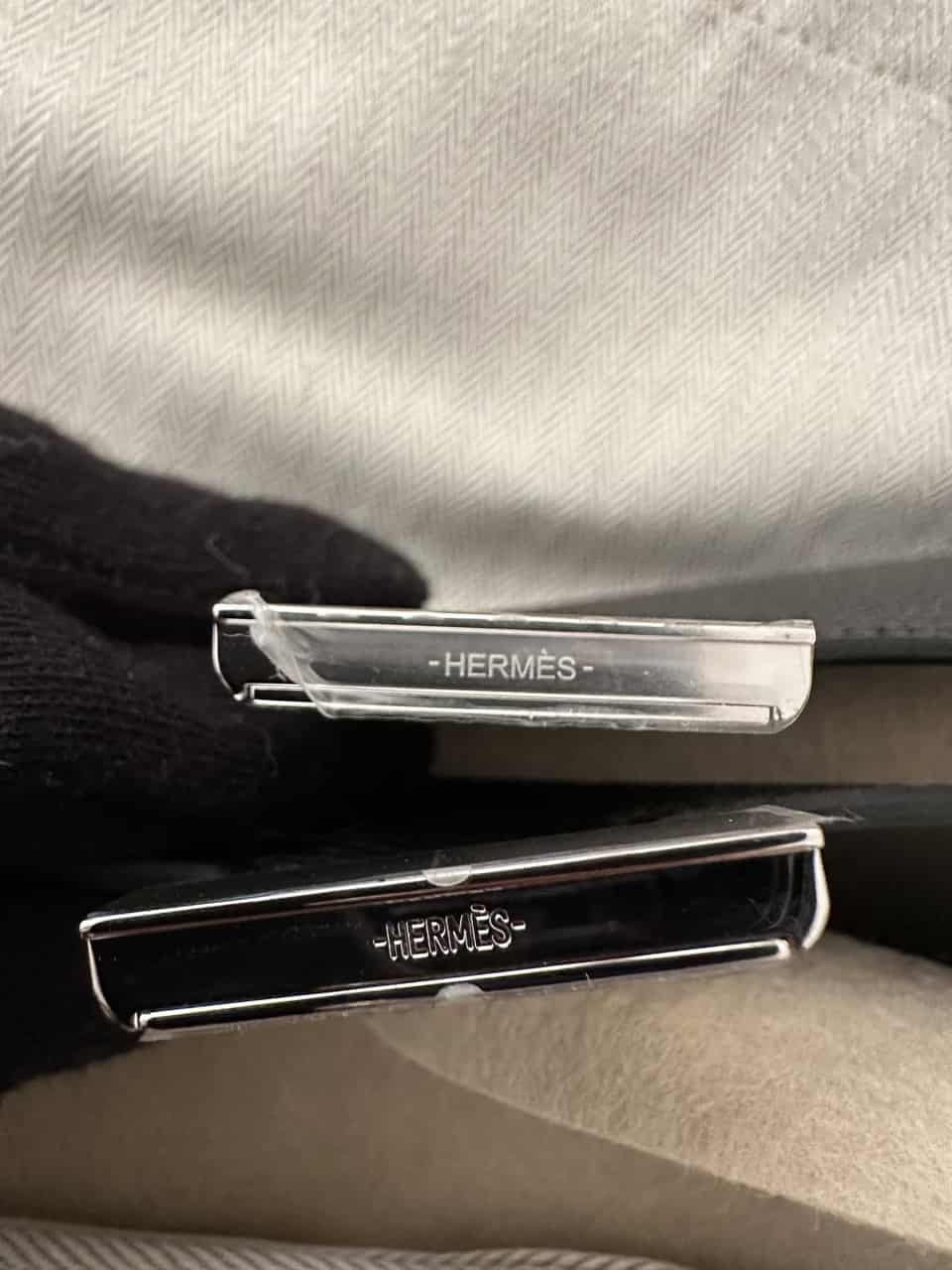 兩種不同釦子版本對照，狹長型的文字版本那一面都沒有膠膜