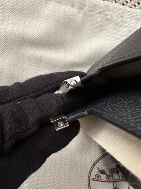 兩種不同釦子版本對照