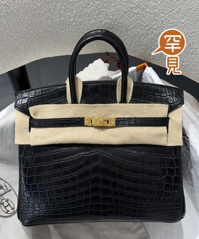 (更新：已有新主人) 對很多女生來說，鱷魚皮柏金包25是遙不可及的夢想；但在稀有皮的世界裡，也不是只要有鱷魚就好，紋路、皮種和狀態都分等級！