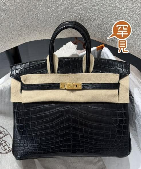 (更新：已有新主人) 對很多女生來說，鱷魚皮柏金包25是遙不可及的夢想；但在稀有皮的世界裡，也不是只要有鱷魚就好，紋路、皮種和狀態都分等級！
