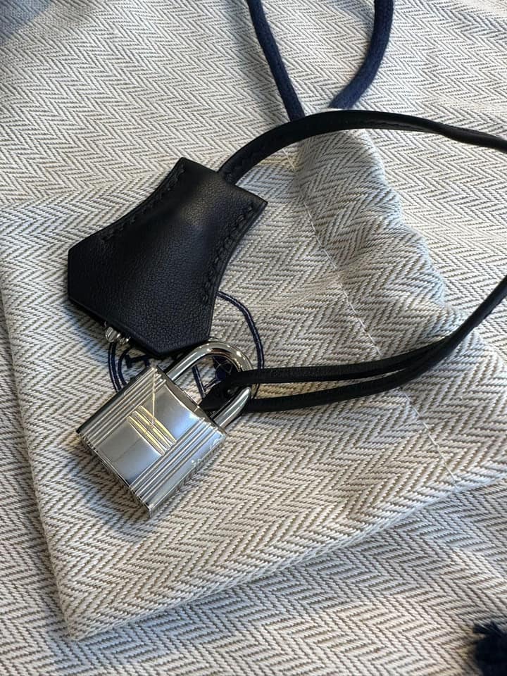 全新全配，黑色銀扣Birkin25 Cargo