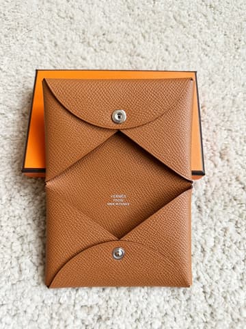 全新金棕色  Epsom 皮 B 刻 Calvi 卡包