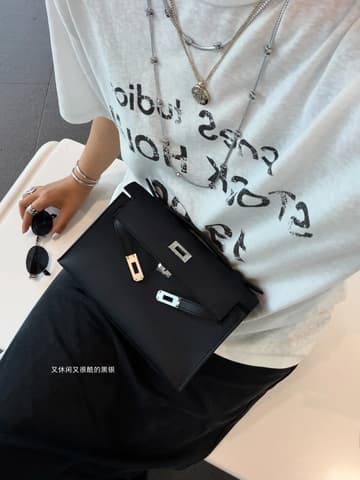 全新 SO 馬蹄印黑銀 Kelly Pochette