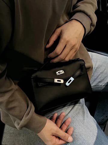 全新 SO 馬蹄印黑銀 Kelly Pochette