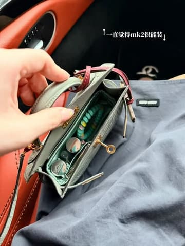 還記得去年我準備入手霧面鱷魚二代前，諮詢了相熟的買手，才發現亮面水晶灰的行情價比霧面黑銀更高，真的震驚了