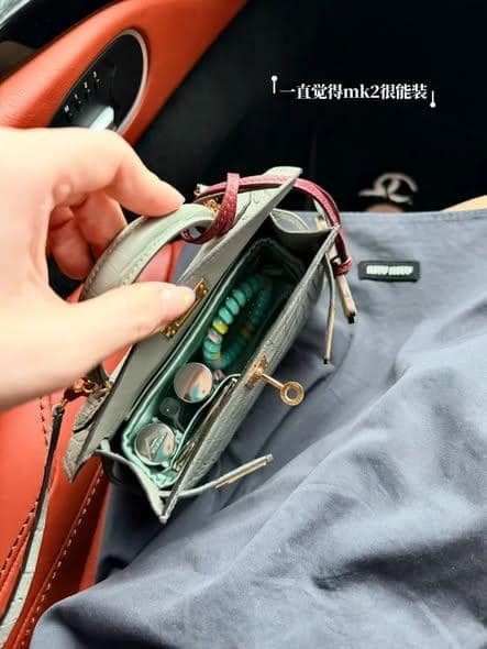 還記得去年我準備入手霧面鱷魚二代前，諮詢了相熟的買手，才發現亮面水晶灰的行情價比霧面黑銀更高，真的震驚了