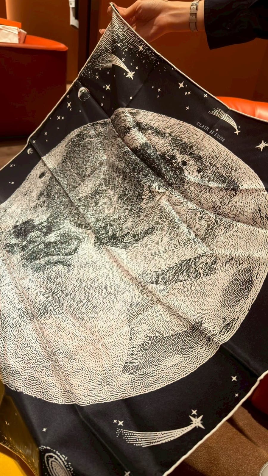 熱門款月光飛馬絲巾今年秋冬又捲土重來了！