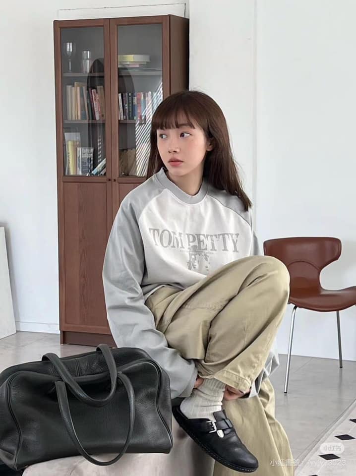 (更新：已有新主人) 替一位熟客出一件維多利亞35，因為她上周剛入手了一個比較夢幻的高單價逸品，所以委託我將一些平日不用的小包出清，讓給想要的同好