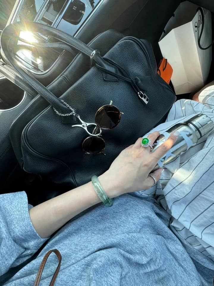 (更新：已有新主人) 替一位熟客出一件維多利亞35，因為她上周剛入手了一個比較夢幻的高單價逸品，所以委託我將一些平日不用的小包出清，讓給想要的同好